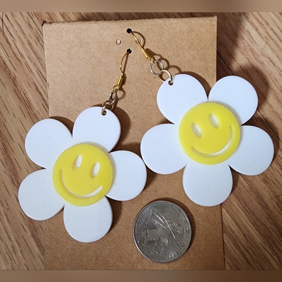 Handmade Daisy Smiley Earrings - Picture 3 of 3